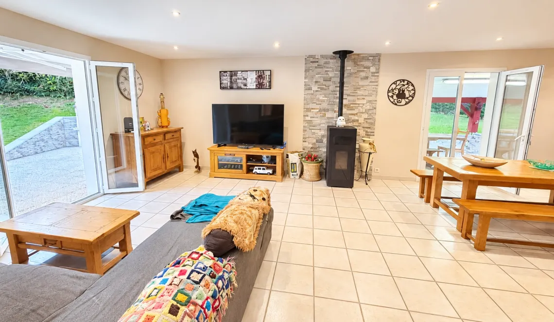 Sur Saint Pierre d’Irube au calme le nez dans la forêt - Plain-pied de 88 m² habitable, pièce de vie de 32 m², 3 chambres, sous-sol avec garage sur 3 470 m² de terrain + garage indépendant
