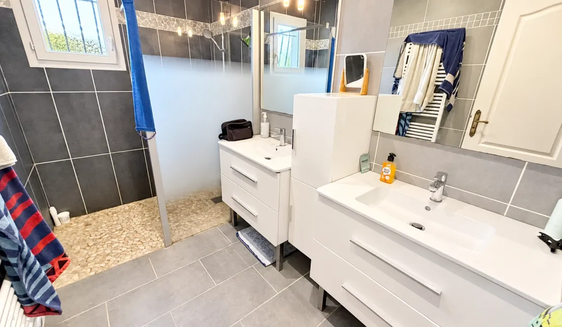 Sur Saint Pierre d’Irube au calme le nez dans la forêt - Plain-pied de 88 m² habitable, pièce de vie de 32 m², 3 chambres, sous-sol avec garage sur 3 470 m² de terrain + garage indépendant