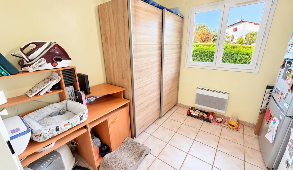 Sur Saint Pierre d’Irube au calme le nez dans la forêt - Plain-pied de 88 m² habitable, pièce de vie de 32 m², 3 chambres, sous-sol avec garage sur 3 470 m² de terrain + garage indépendant