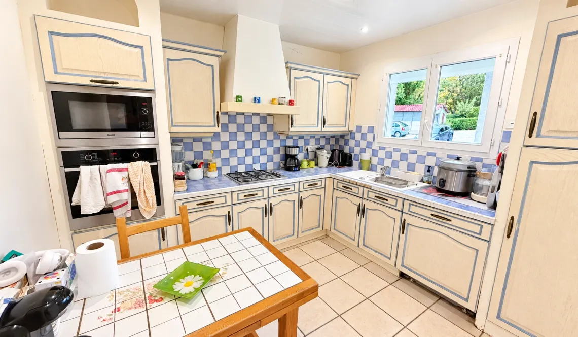 Sur Saint Pierre d’Irube au calme le nez dans la forêt - Plain-pied de 88 m² habitable, pièce de vie de 32 m², 3 chambres, sous-sol avec garage sur 3 470 m² de terrain + garage indépendant