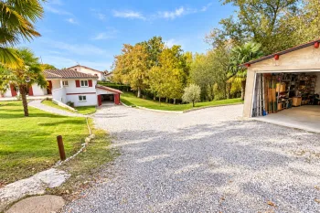 Sur Saint Pierre d’Irube au calme le nez dans la forêt - Plain-pied de 88 m² habitable, pièce de vie de 32 m², 3 chambres, sous-sol avec garage sur 3 470 m² de terrain + garage indépendant