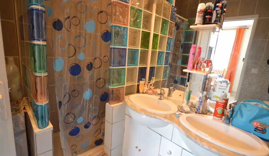 Anglet proche commerces maison type 3 de plain pied en parfait état + courette + 2 abris voiture