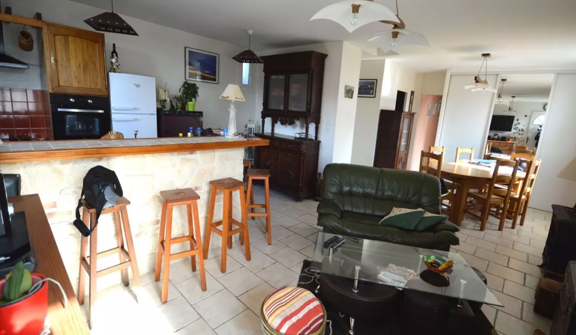Anglet proche commerces maison type 3 de plain pied en parfait état + courette + 2 abris voiture