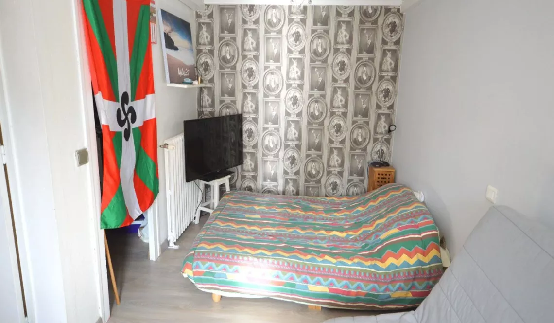 Anglet proche commerces maison type 3 de plain pied en parfait état + courette + 2 abris voiture