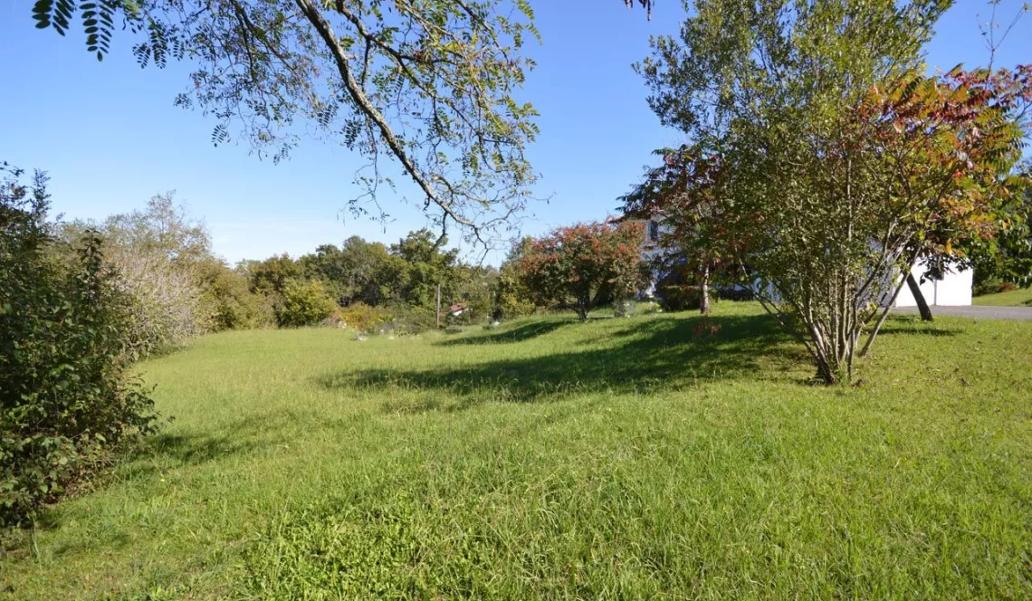 St Pierre d’Irube sur la hauteur - Belle parcelle de 1697 m² à viabiliser pour un projet sympa!