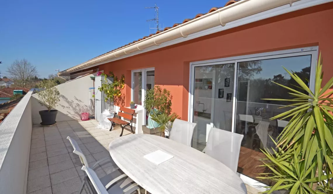 Superbe T3 en dernier étage à Bayonne de 90 m² habitable avec terrasse, garage et cave