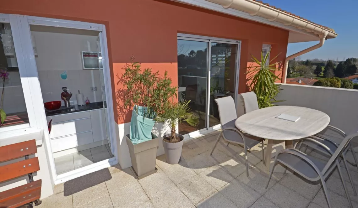 Superbe T3 en dernier étage à Bayonne de 90 m² habitable avec terrasse, garage et cave