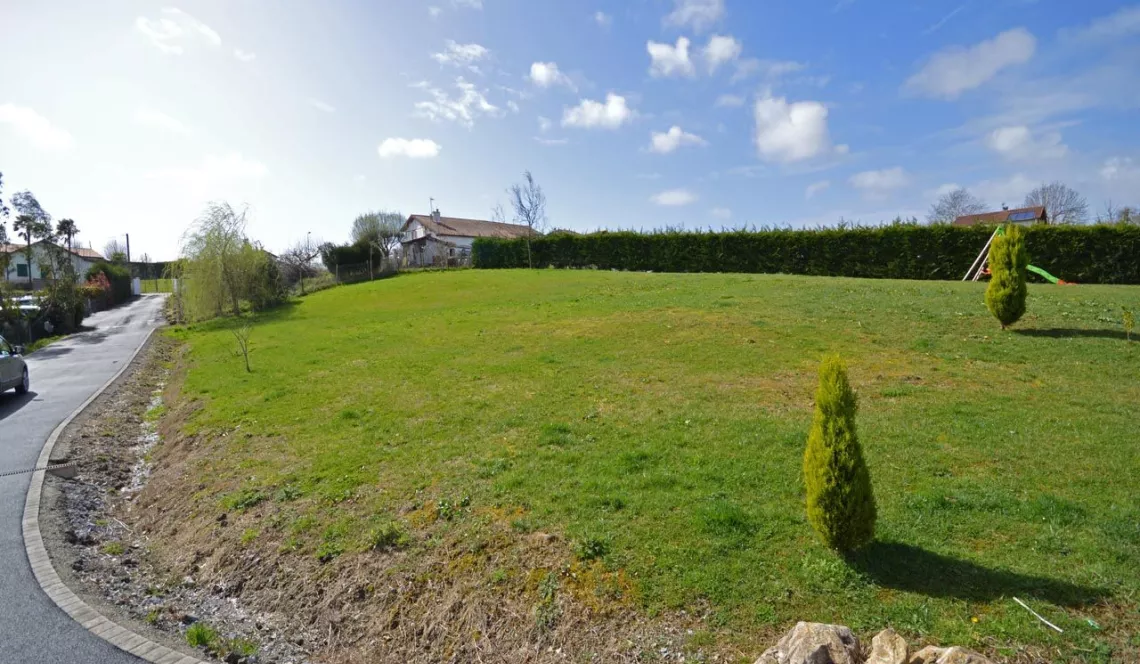 A 10 km de Bayonne à Urcuit - Terrain constructible de 1 385 m² à viabiliser + tout à l’égout