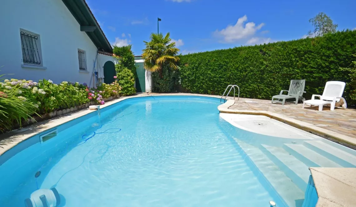 Bassussarry limite Arcangues - Maison de plain pied de 125 m² H sur terrain de 803 m² avec piscine