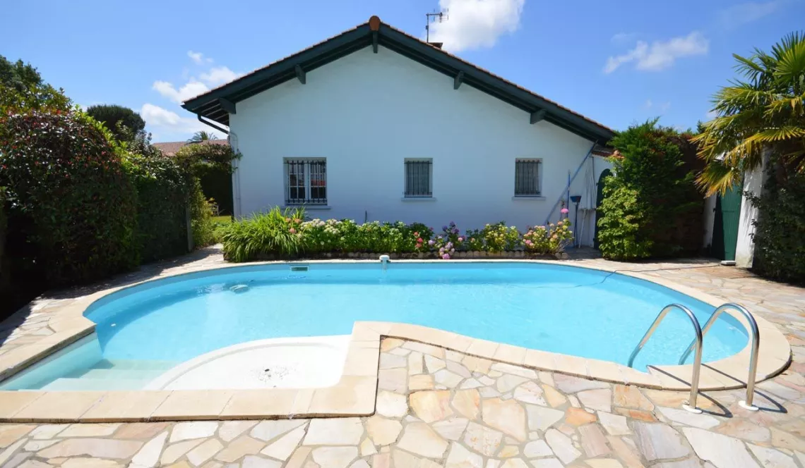 Bassussarry limite Arcangues - Maison de plain pied de 125 m² H sur terrain de 803 m² avec piscine