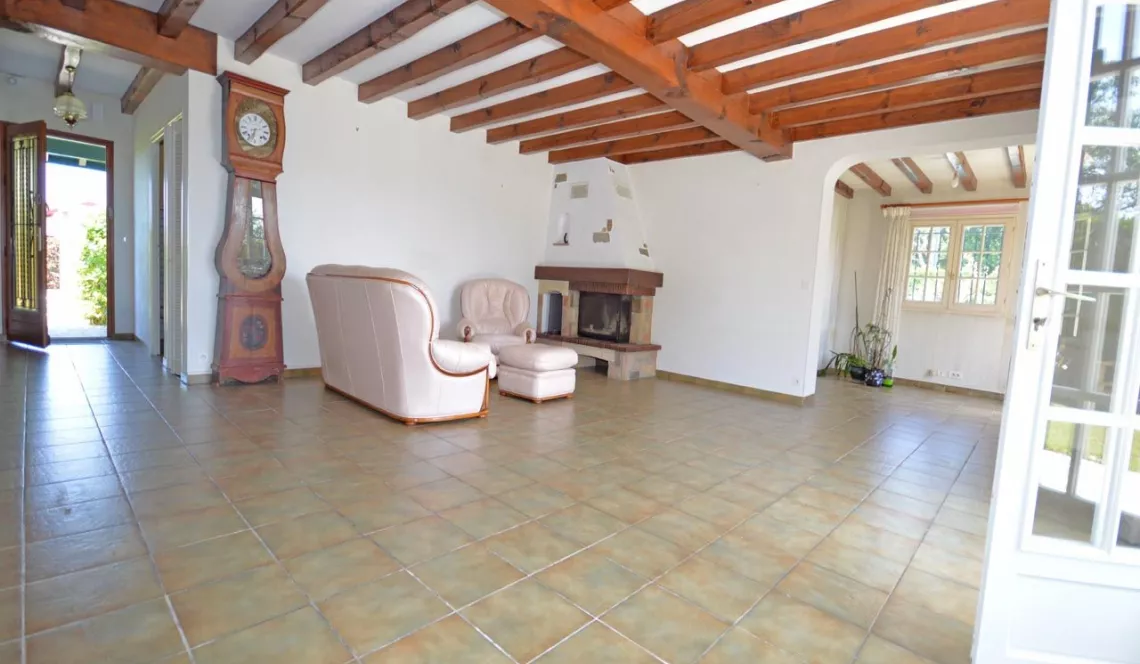 Bassussarry limite Arcangues - Maison de plain pied de 125 m² H sur terrain de 803 m² avec piscine