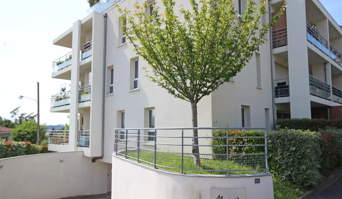 A Bayonne résidence de 2010 - Joli type 2 de 42 m² H avec terrasse de 8 m² + parking en sous-sol