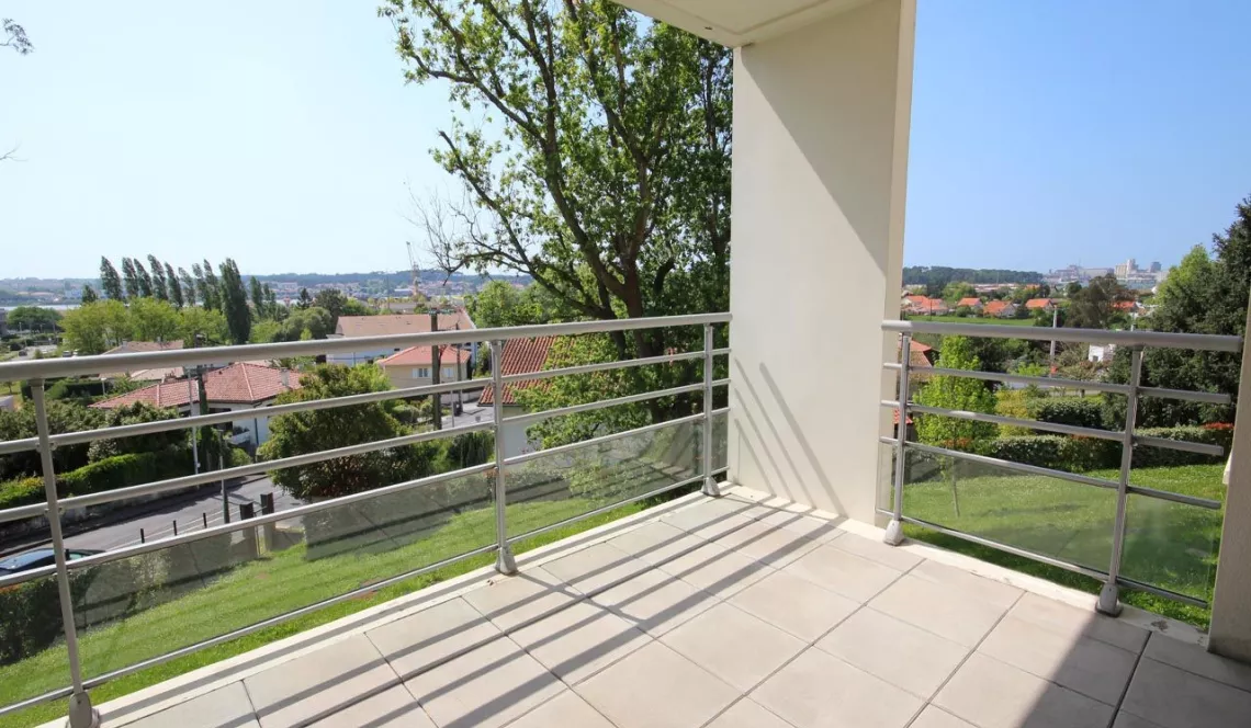 A Bayonne résidence de 2010 - Joli type 2 de 42 m² H avec terrasse de 8 m² + parking en sous-sol