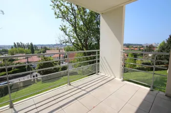 A Bayonne résidence de 2010 - Joli type 2 de 42 m² H avec terrasse de 8 m² + parking en sous-sol