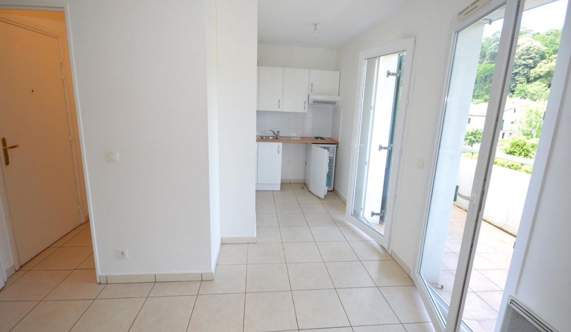 Ustaritz à 10 mn du BAB - Studio de 26 m² habitable vide, terrasse de 9 m² et place de parking