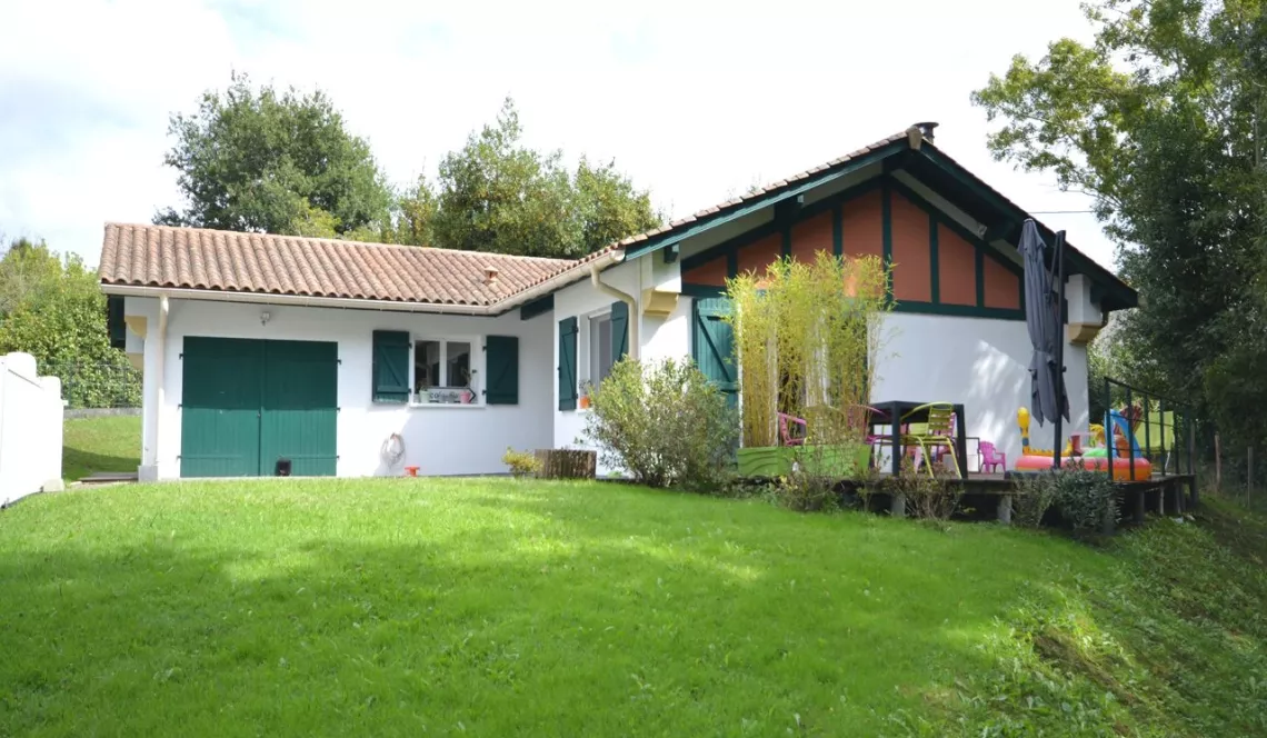 A Mouguerre le nez dans la forêt - Villa de 2004 de 95 m² H + garage sur environ 800 m² de terrain