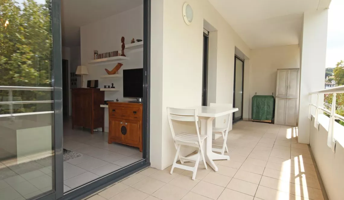 Anglet St Jean - Type 2 de 50 m² habitable avec terrasse de 16 m² + cave + box en sous-sol