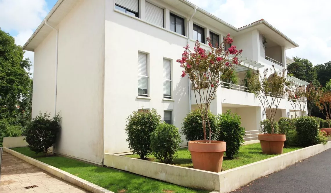 Anglet St Jean - Type 2 de 50 m² habitable avec terrasse de 16 m² + cave + box en sous-sol