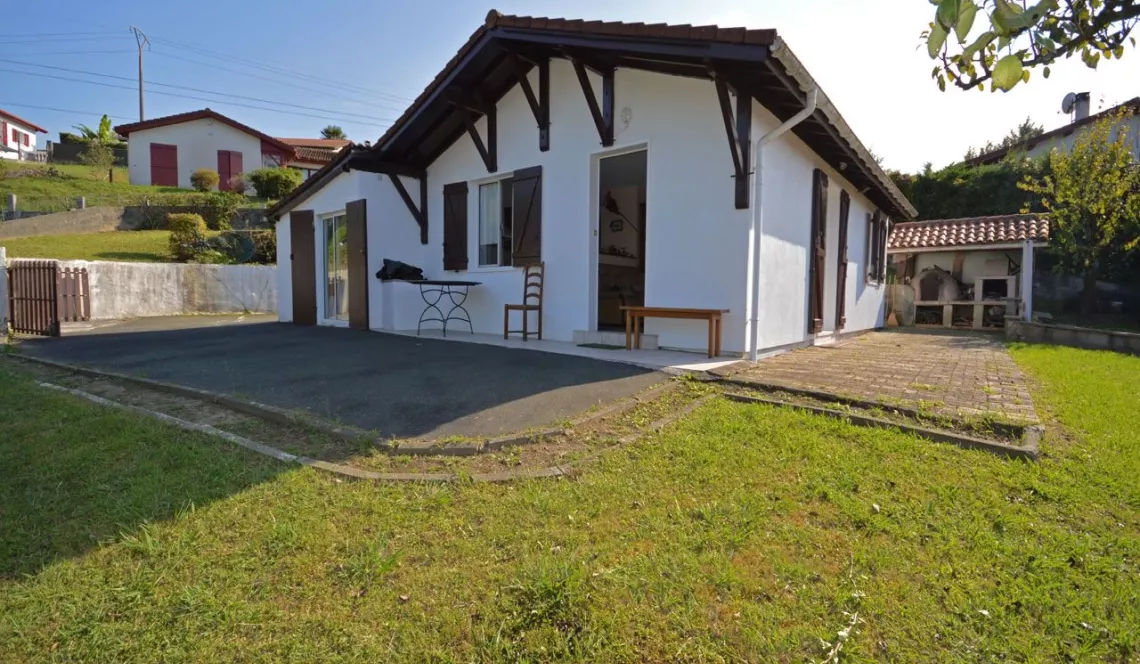 Briscous - Petite maison de Plain pied de 1986 et ses 3 chambres sur 617 m² de terrain