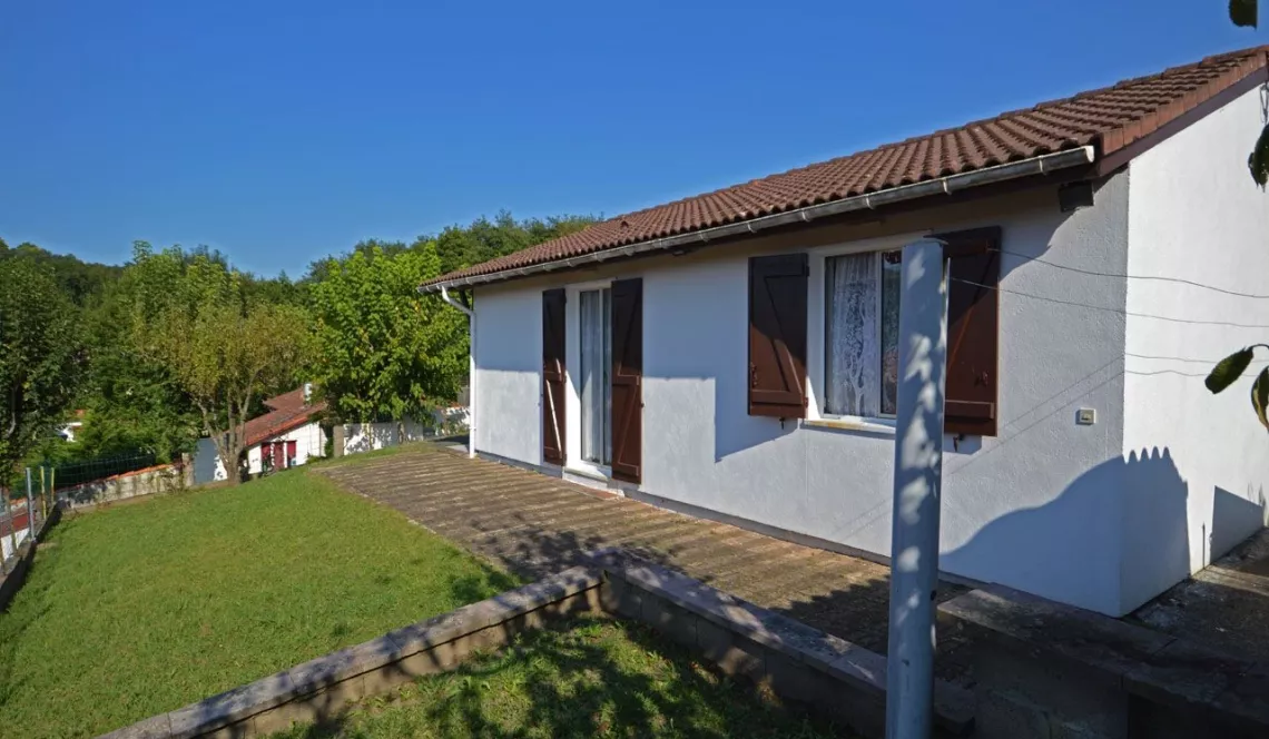 Briscous - Petite maison de Plain pied de 1986 et ses 3 chambres sur 617 m² de terrain