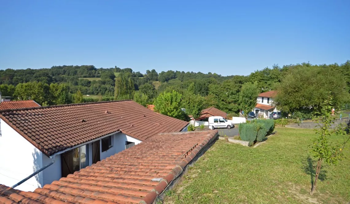 Briscous - Petite maison de Plain pied de 1986 et ses 3 chambres sur 617 m² de terrain