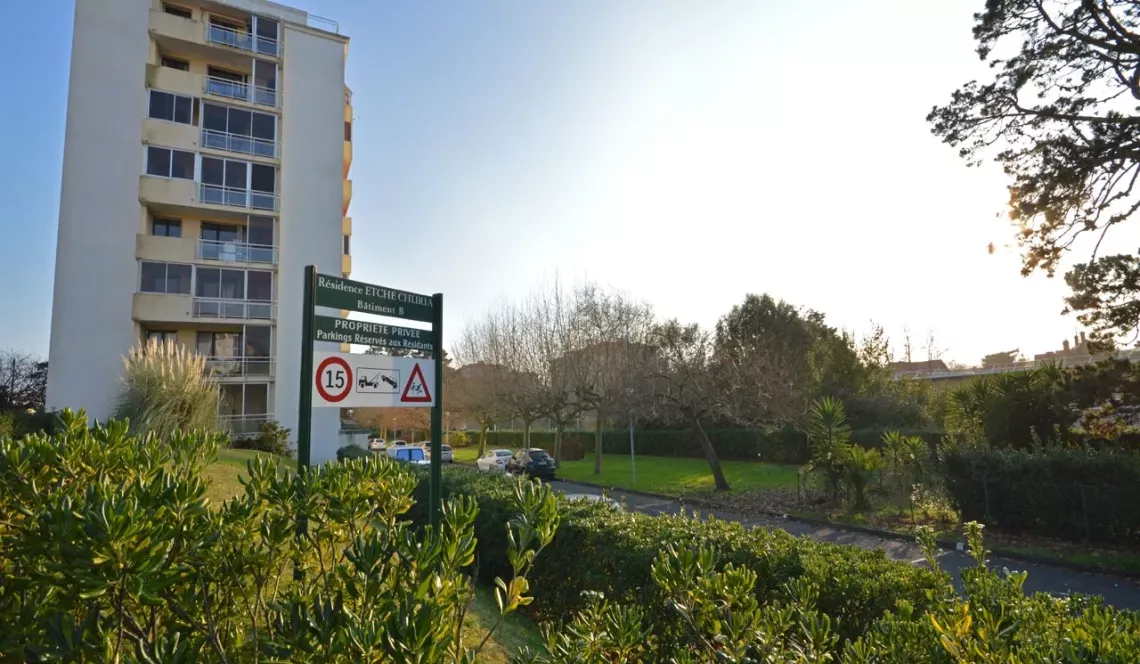 Biarritz proche Gare du Midi - Aperçu mer pour ce type 4 à rénover + cave + garage