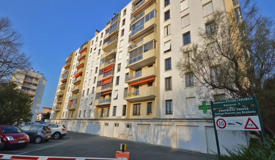 Biarritz proche Gare du Midi - Aperçu mer pour ce type 4 à rénover + cave + garage