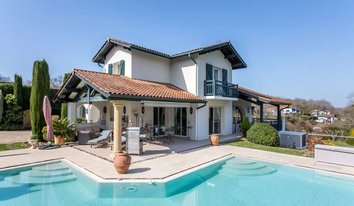 Bassussarry au Golf - Villa d’architecte de 250 m² H, 5 chs sur 2 014 m² de terrain + piscine