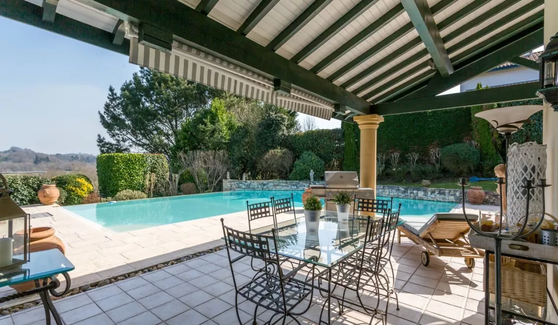 Bassussarry au Golf - Villa d’architecte de 250 m² H, 5 chs sur 2 014 m² de terrain + piscine