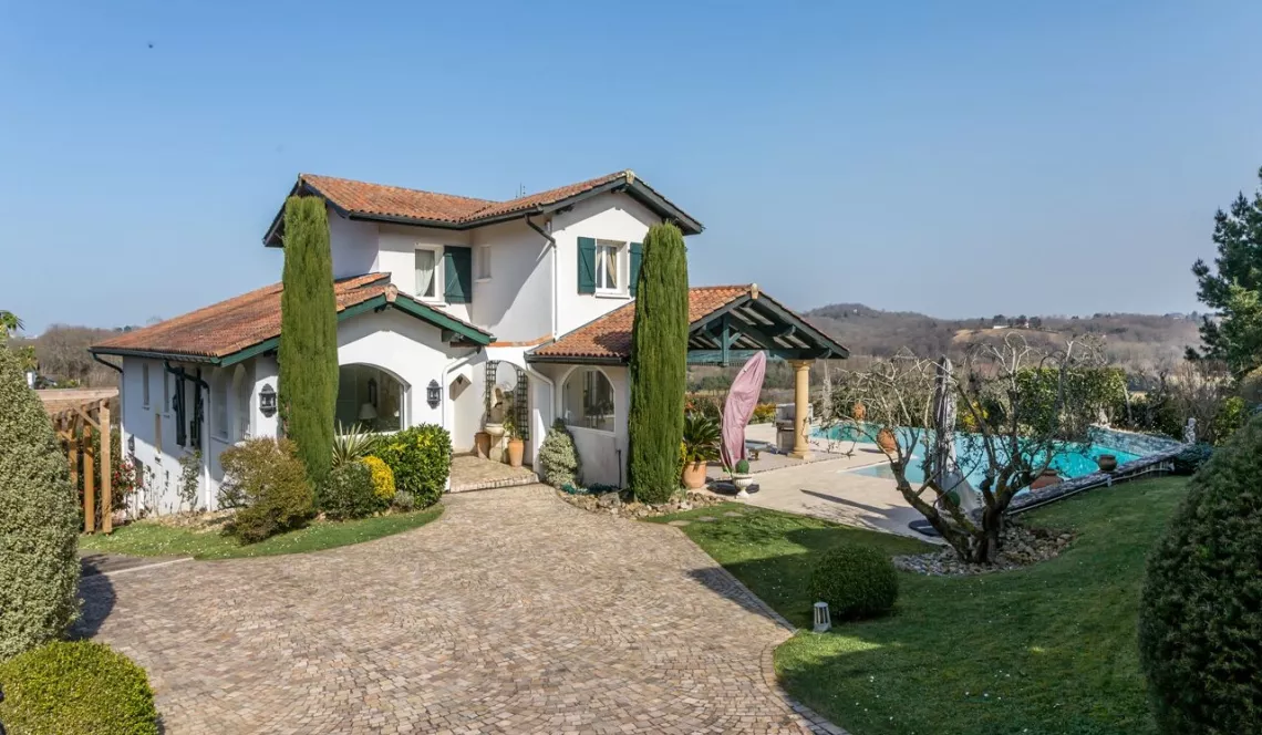 Bassussarry au Golf - Villa d’architecte de 250 m² H, 5 chs sur 2 014 m² de terrain + piscine