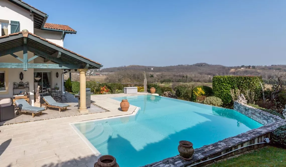 Bassussarry au Golf - Villa d’architecte de 250 m² H, 5 chs sur 2 014 m² de terrain + piscine