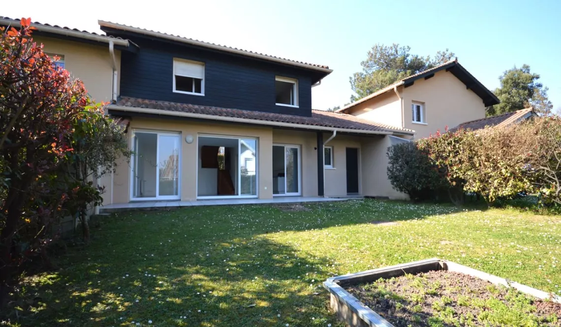 Tarnos centre - Atypique villa mitoyenne de 98 m² H, 3 chambs sur 318 m² de terrain + garage