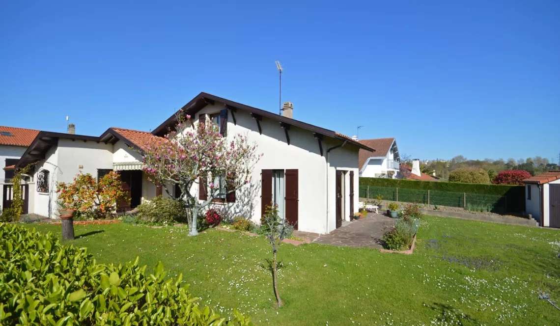 Anglet quartier calme - Villa de 160 m² habitable,3 chambres sur 750 m² de terrain piscinable