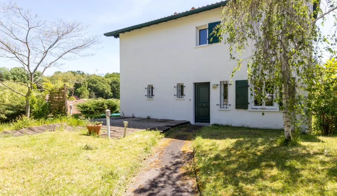 St Pierre D’Irube sur la hauteur - Villa de 145 m² H,5 chbres,garage sur 873 m² de terrain