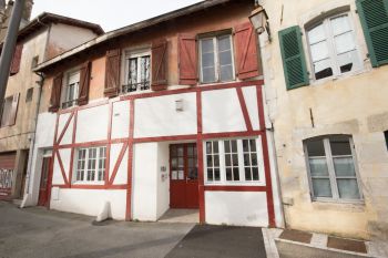 Bayonne quartier de la Gare - Appartement dernier étage de 74 m² au sol à rénover.