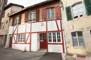 Bayonne quartier de la Gare - Appartement dernier étage de 74 m² au sol à rénover.