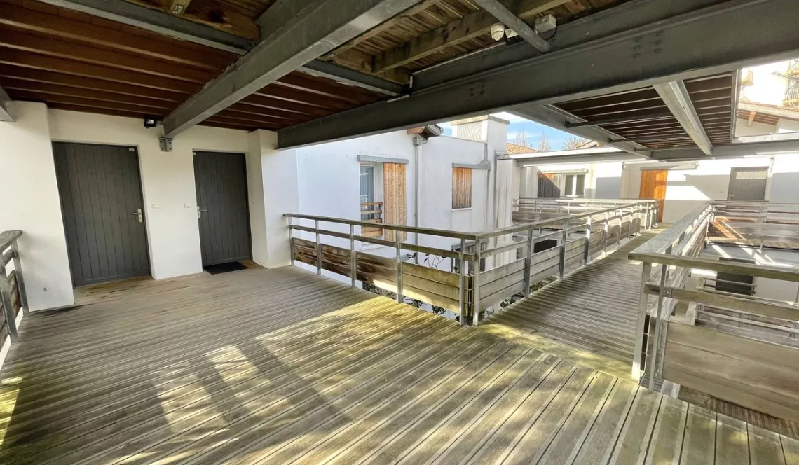 Anglet central - Vue imprenable pour ce type 2 de 46 m² H + terrasse + cave + parking en sous-sol