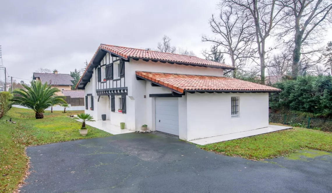 Anglet Domaine de Brindos - Villa de 1986 de 120 m² H, 3 chs + bureau + garage sur 1254 m² de terrain