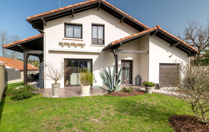 Anglet Montbrun - Maison de 179 m² H, 6 chs,séjour de 38 m²,véranda et garage sur 596 m² de terrain