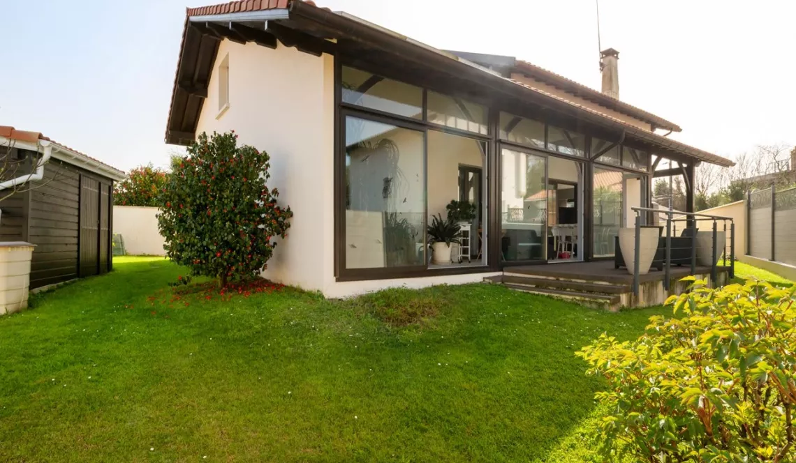 Anglet Montbrun - Maison de 179 m² H, 6 chs,séjour de 38 m²,véranda et garage sur 596 m² de terrain