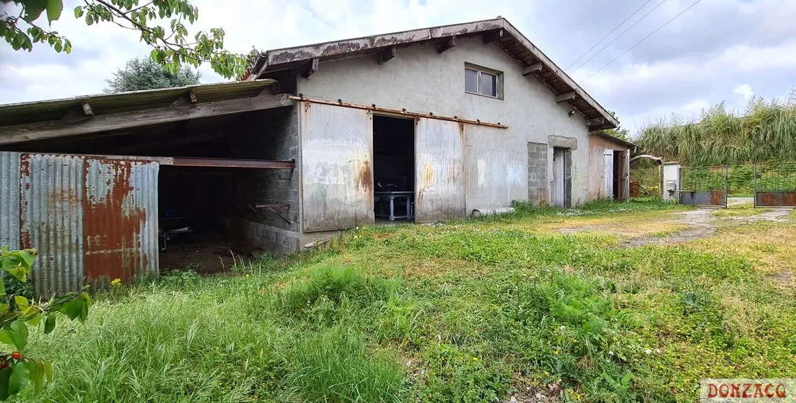 Bayonne Arrouset - Hangar de 100 m² + type 2 de 60 m² + abri de 60 m² sur 683 m² de terrain