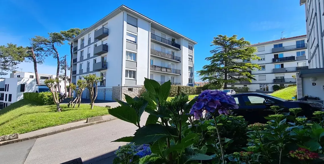 Anglet centres commerciaux - Type 3 de 72 m² habitable à relooker dans petite copropriété + grenier