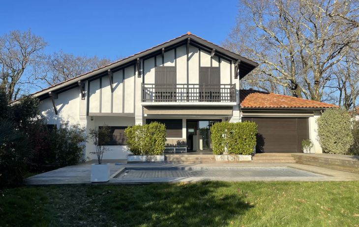 Arbonne au calme - Villa de 2013 de 210 m² H, 3 chambres sur parcelle de 4196 m² avec piscine