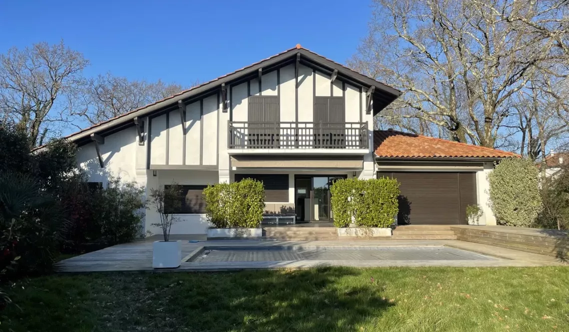 Arbonne au calme - Villa de 2013 de 210 m² H, 3 chambres sur parcelle de 4196 m² avec piscine