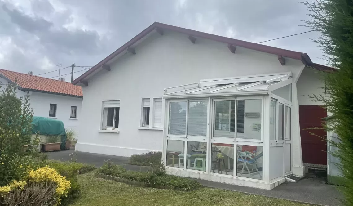 RARE sur Bayonne - Plain-pied de 80 m² H à relooker sur 600 m² de terrain, 2 vérandas et deux garages