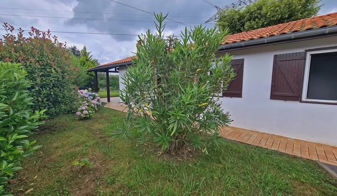 Briscous - Plain-pied de 90 m² H, 3 chambres, garage et atelier sur 720 m² de terrain