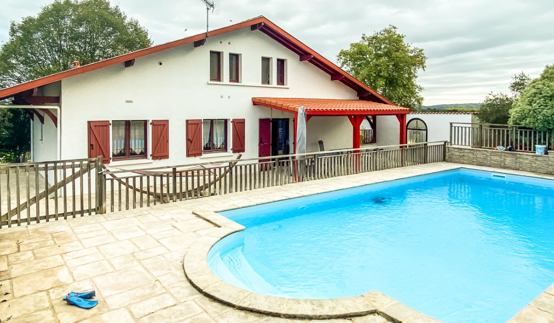Urt - Belle villa traditionnelle des années 80, 132 m² H, 4 chambres + un bureau sur parcelle de 1 998 m² + piscine