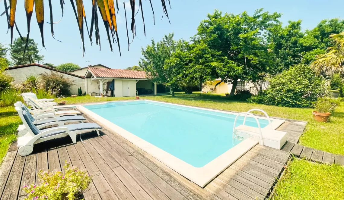 Ondres plage - Villa des années 70 de 181 m² habitable, 6 chambres sur 1375 m² de terrain et piscine à l’abri des regards