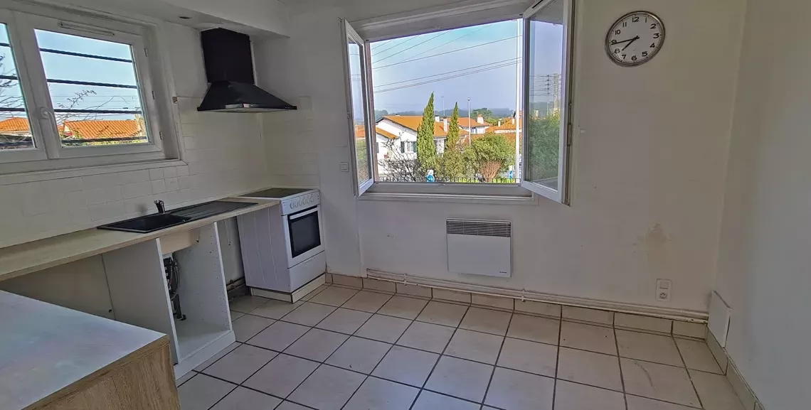 Anglet Montbrun - Dans petite copropriété au 1er étage, joli type 3 de 72 m² H + 2 parkings + jardin privatif