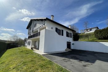 10 minutes de Bayonne - Sur la hauteur belle maison traditionnelle de 180 m² H, un type 2 en bas + un type 4 en haut + comble sur 1223 m2 de terrain